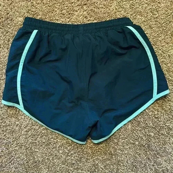 EUC Women’s Under Armour Running Shorts - Size XS - Picture 3 of 3